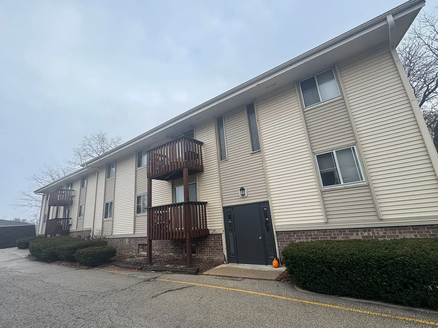 Lakeside Apartments — Photo 3