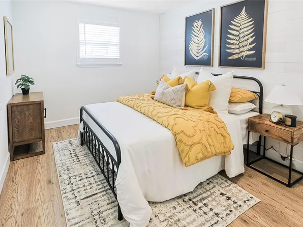 5121 Avenue Q, Galveston, TX 77551
