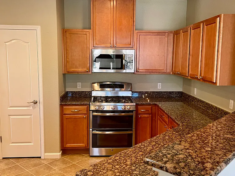 1012 Vessona Cir — Photo 3