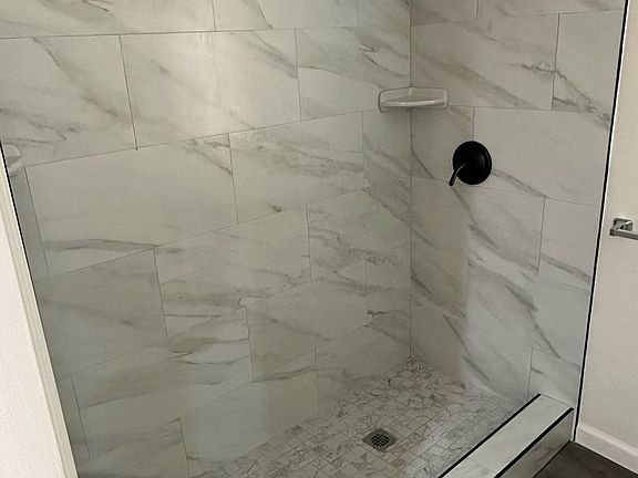 4th image of 1031 N Leslie St