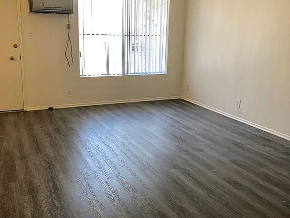 3rd image of 838 S Wilton Pl APT 4