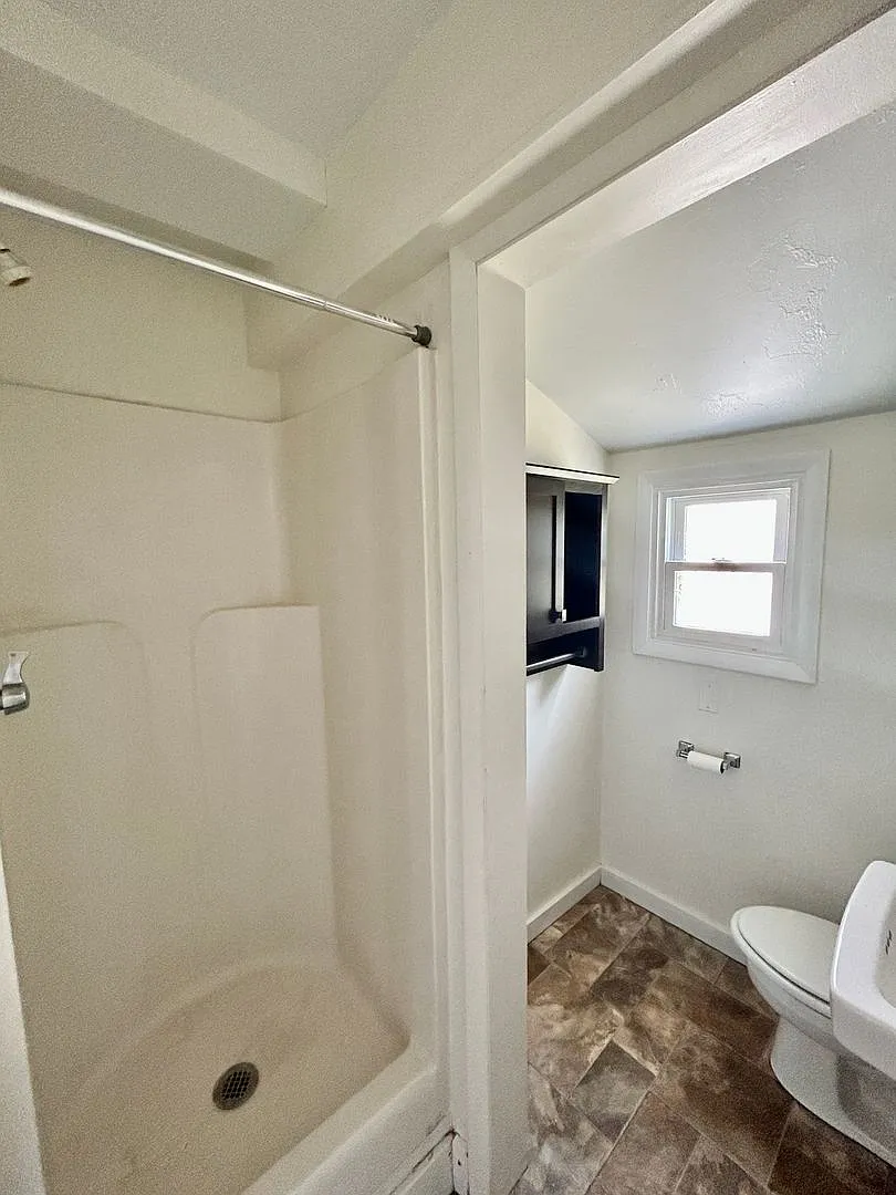 5 bedroom, 2 bathroom house — Photo 4