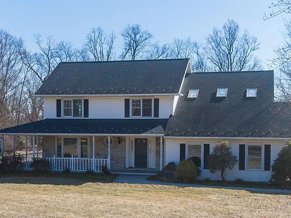 3rd image of 38 Fieldstone Ln