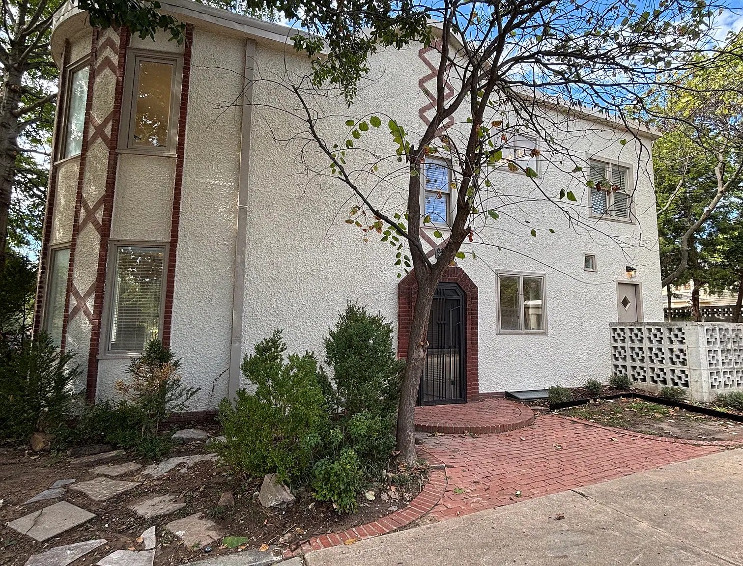 4 bed, 2.5 bath, 2528 sqft, $3,900 — Photo 2