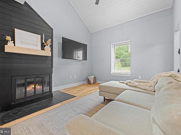 3rd image of 142 Pinecrest Dr