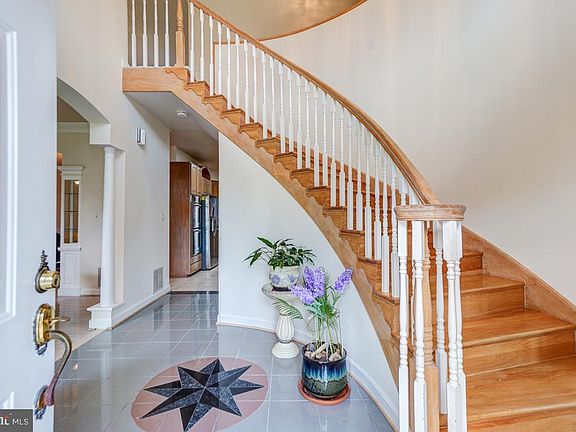 4th image of 16458 Emory Ln