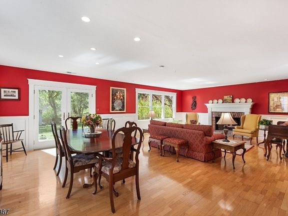 4th image of 10 Babbitt Rd