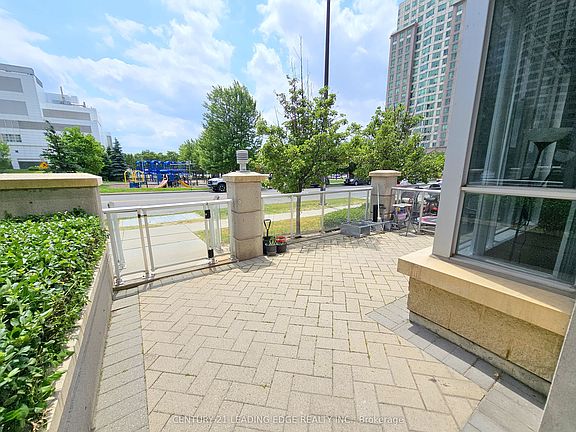 3rd image of 38 Lee Centre Dr #Townhouse 120