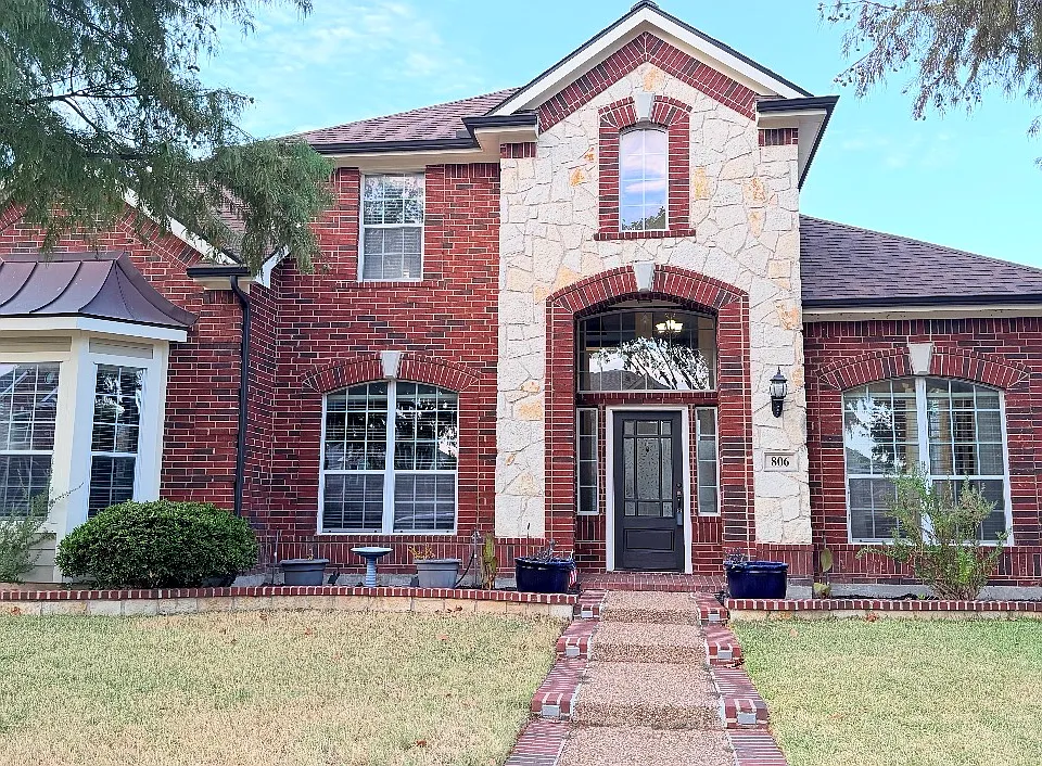 806 Cascades Dr