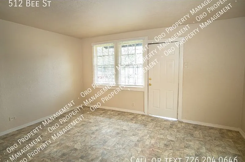 512 Bee St — Photo 2
