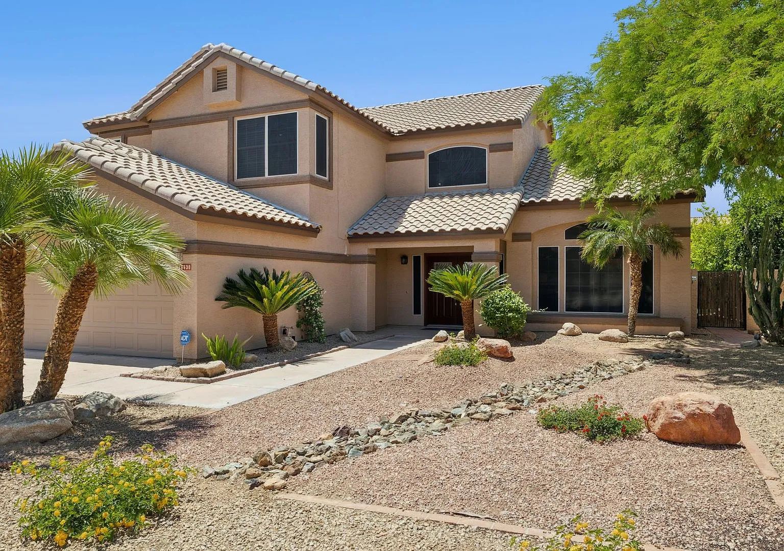Like Living At A Resort Fully Furnished, Fully Upgraded, Pool, Storage, Large Yard, Minutes To Ma... — Photo 3