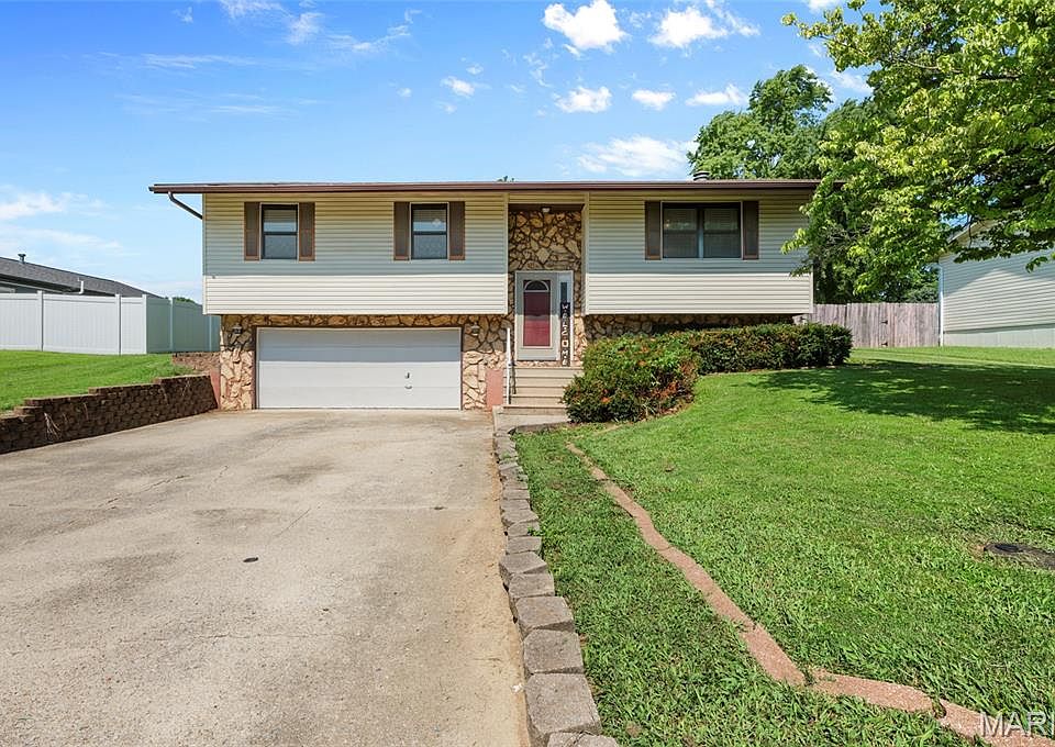 1st image of 402 Oakwood Dr