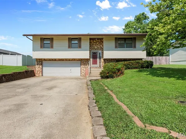 402 Oakwood Dr, Troy, IL 62294