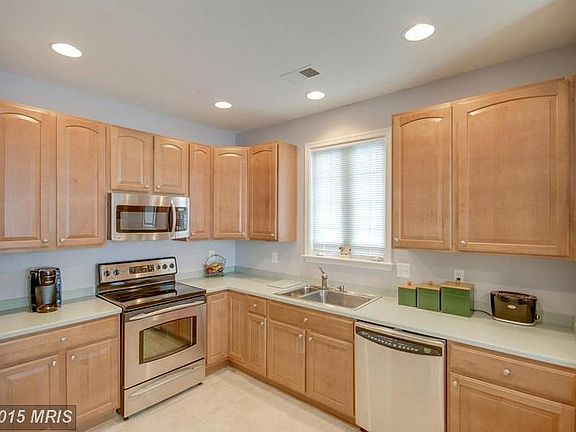 Spacious Kitchen w/Stainless Steel Appliances