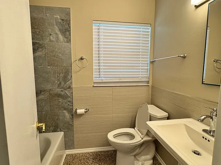 813 Center Ln — Photo 6