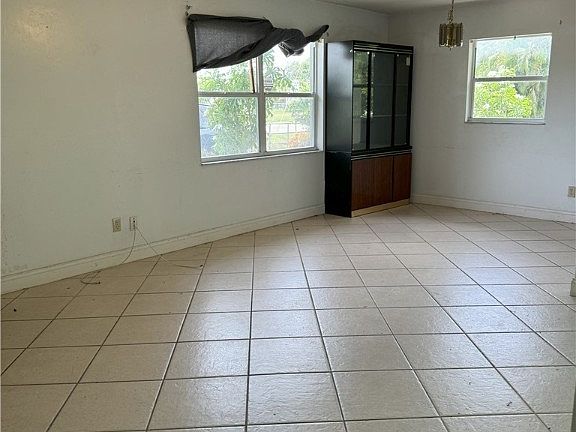 2nd image of 825 Glades St