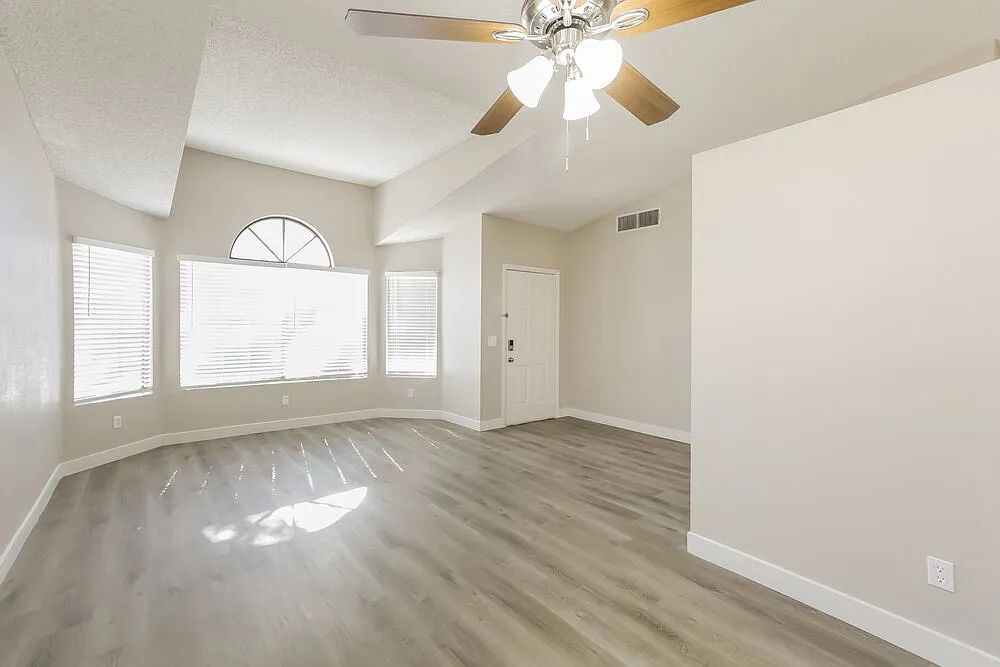 3 bed, 2.0 bath, 1987 sqft, $2,590 — Photo 3