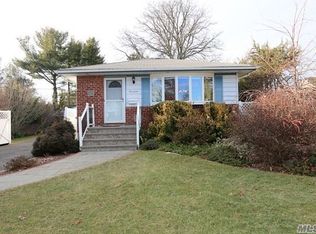 17 North Dr, Hicksville, NY 11801