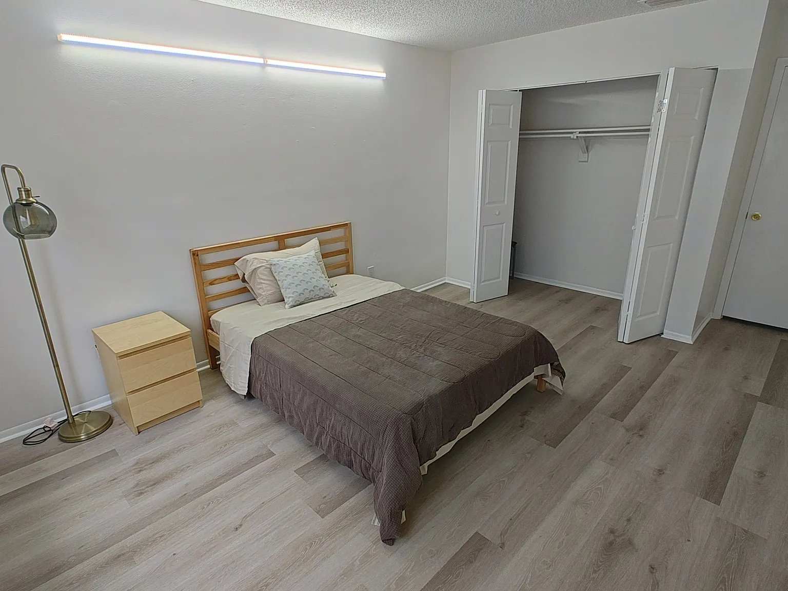 646 Kenwick Cir — Photo 2