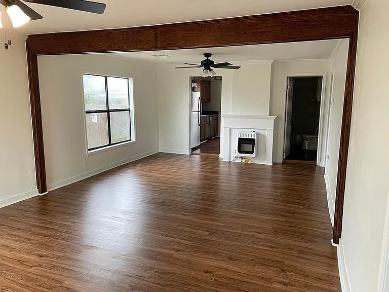 206 S Elm St — Photo 3