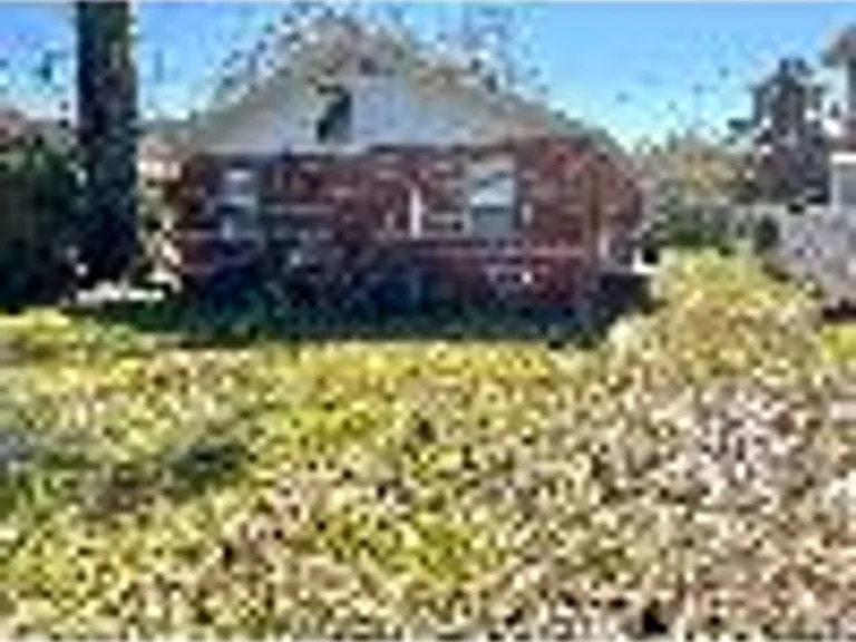 2555 Myra St — Photo 5