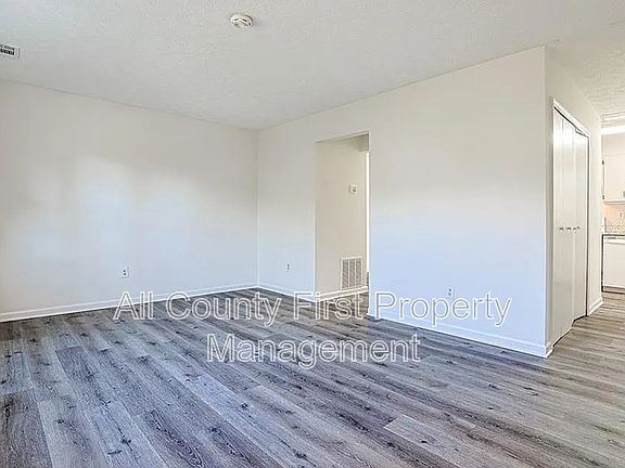 4th image of 732 S Candler St