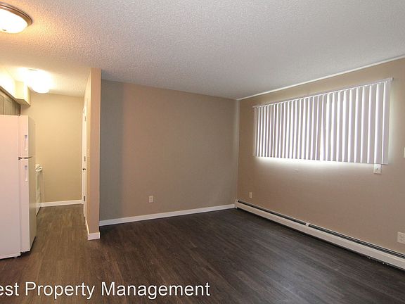 3rd image of 612 S Van Buren St APT 3
