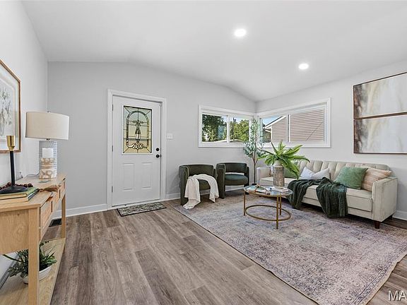 3rd image of 815 Southmoor Pl