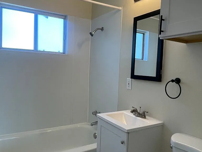 1090 N Court St — Photo 15