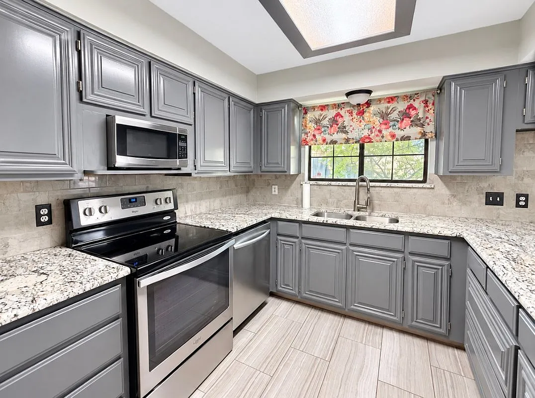 3 bed, 2.0 bath, 1440 sqft, $2,295 — Photo 2