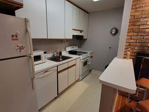 3rd image of 801 W Oakdale Ave APT Ga