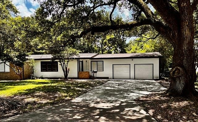 1st image of 2419 Meadow Ln