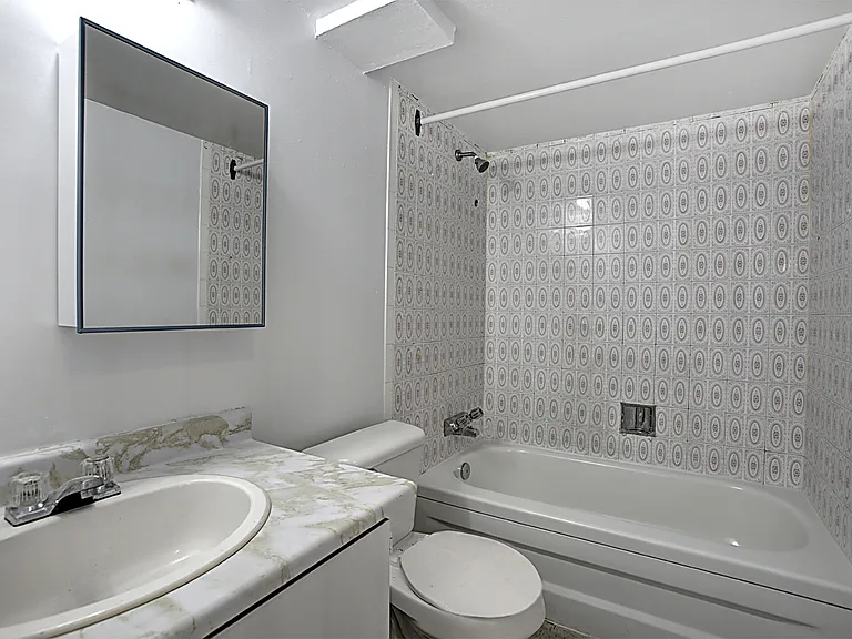 666 King St E — Photo 21