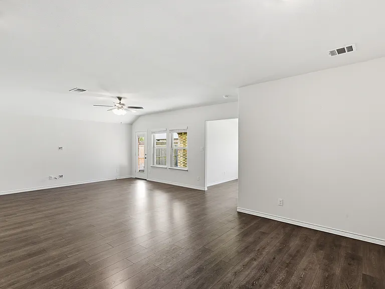 415 Boston Rd — Photo 6