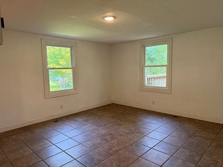 419 E Summit St — Photo 12