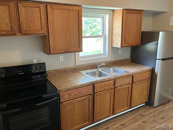 3rd image of 983 Riley Ave