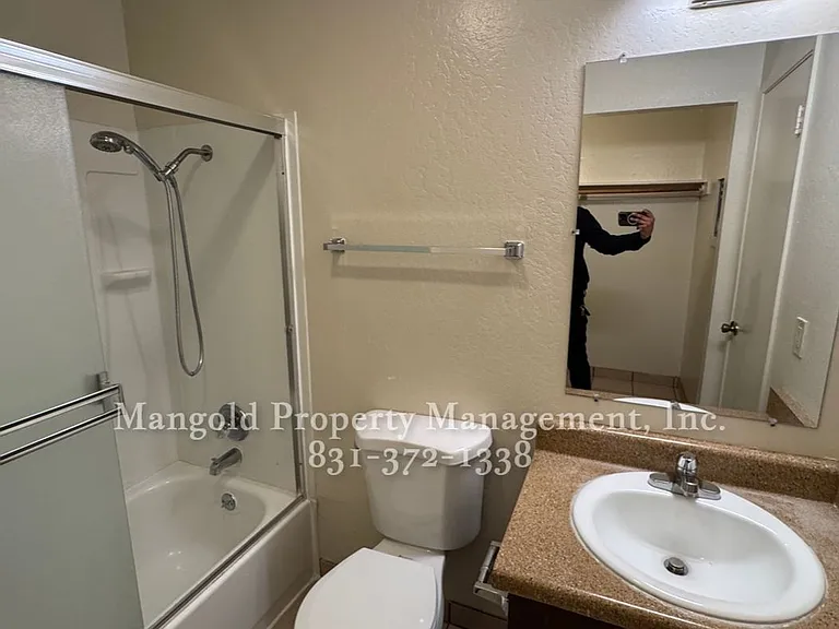 Del Mar Apartments — Photo 10
