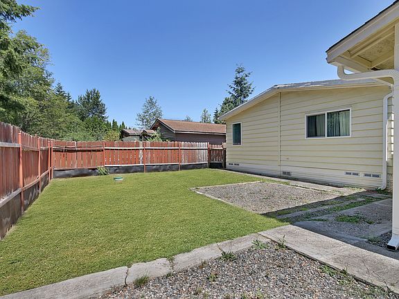 5th image of 13618 215th Ave E