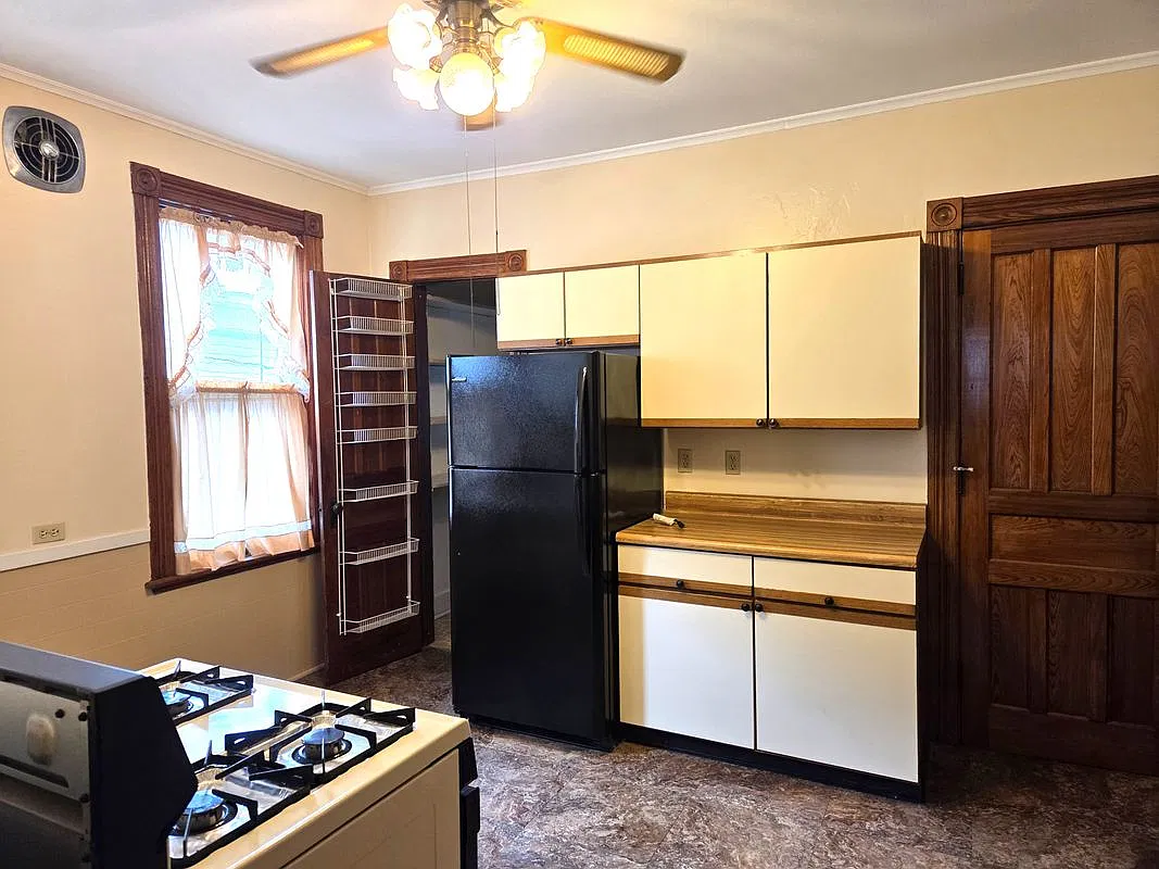 3 bed, 1.0 bath, 1366 sqft, $1,600 — Photo 4