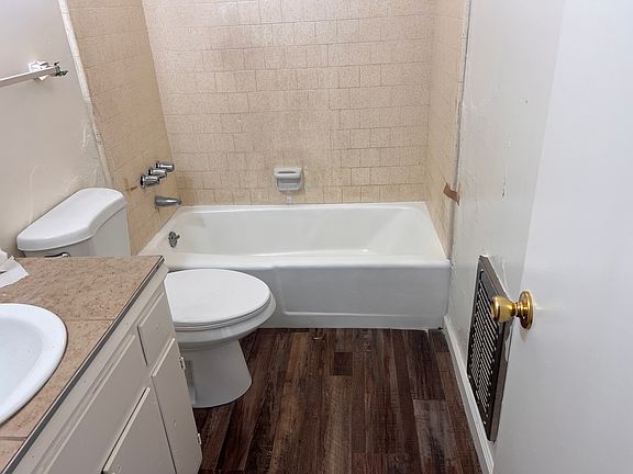 5th image of 4660 Cortina Dr APT B