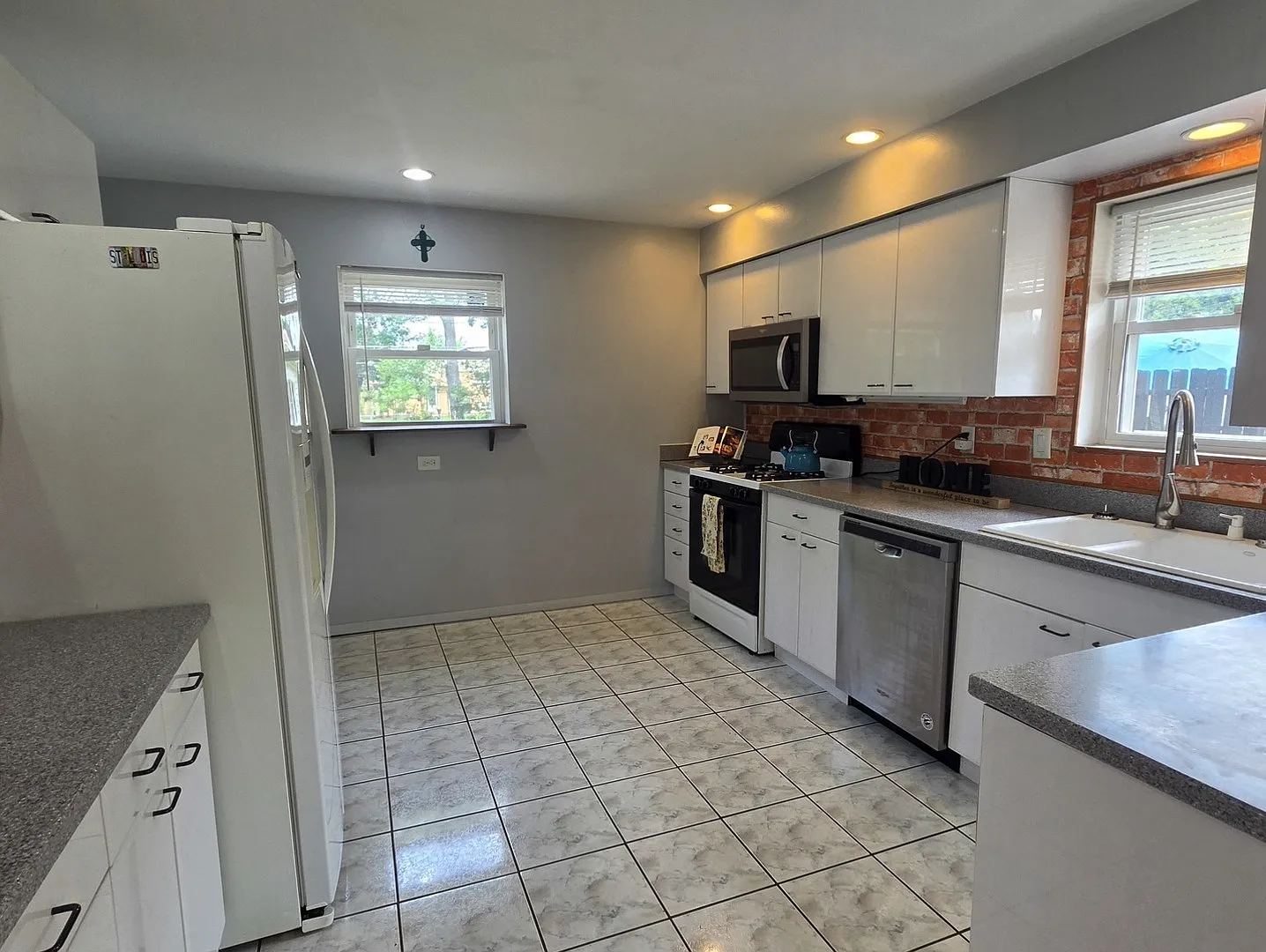 3 bed, 2.0 bath, 1520 sqft, $3,000 — Photo 3