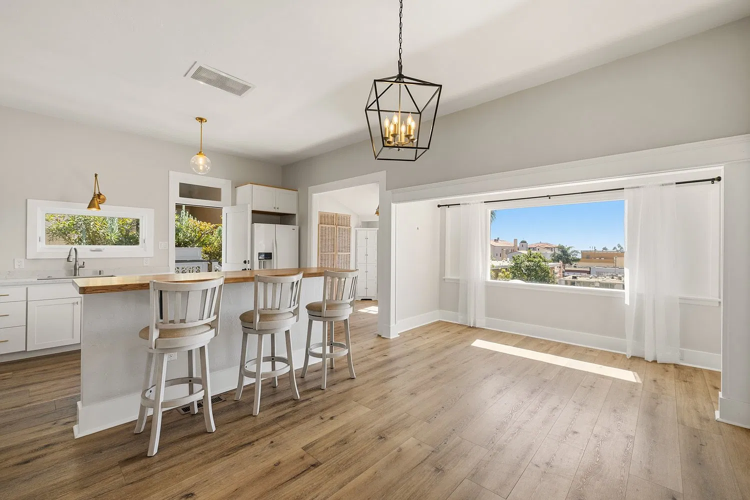 3 bed, 1379 sqft, $6,150 — Photo 3