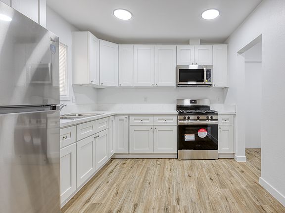 4th image of 872 W 42nd Pl #1/2