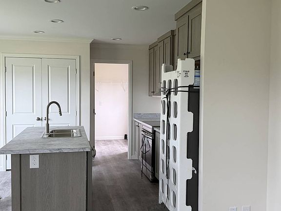 5th image of 2418 Douglas Rd #101