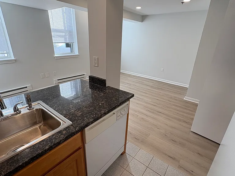 28 Queensberry St #4 — Photo 7