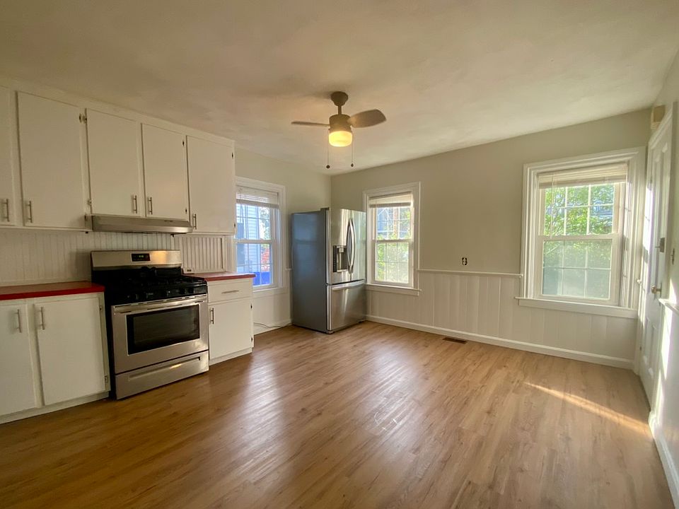 Eat-in kitchen, gas range