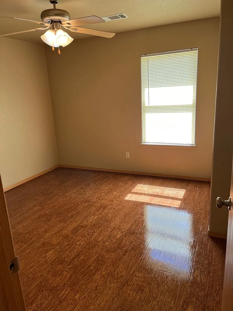 2 bedroom/1 bath duplex — Photo 4