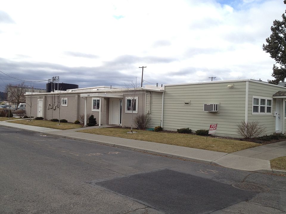 Front of 823 N Crestline