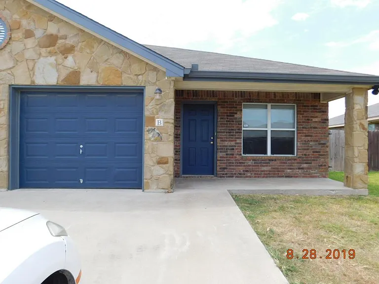 1202 Cavalry Ln #B — Photo 1