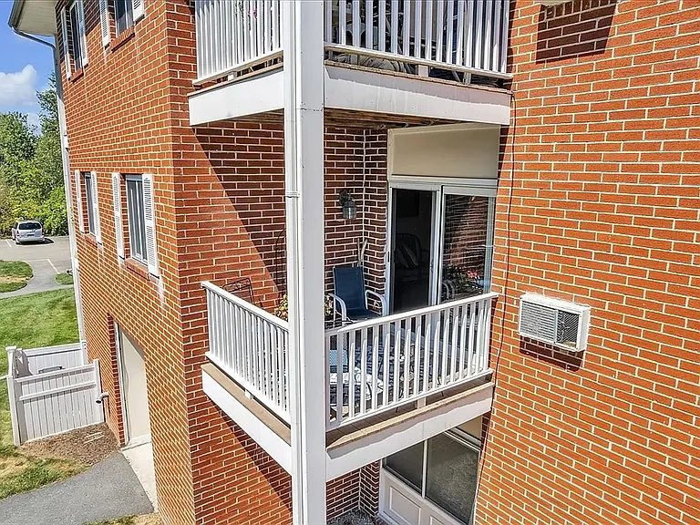 22 Dailey St #G — Photo 23